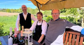 Freuen sich auf die Gourmet-Abende zum Jubiläum: Inhaber und Küchenchef Frank Berger (re.) mit Ali Abbasse aus dem Service (lks.) und dem Auszubildenen Luca Jankowski.