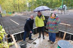 Umwelthausleiter Dr. Andreas Schmidt, BUND Landesvorsitzender Dietmar Ulbrich und Ehrenvorsitzende Claudia Bielfeldt (v. lks.) versenkten die Zeitkapsel bei der Grundsteinlegung.