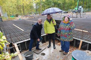 Umwelthausleiter Dr. Andreas Schmidt, BUND Landesvorsitzender Dietmar Ulbrich und Ehrenvorsitzende Claudia Bielfeldt (v. lks.) versenkten die Zeitkapsel bei der Grundsteinlegung.