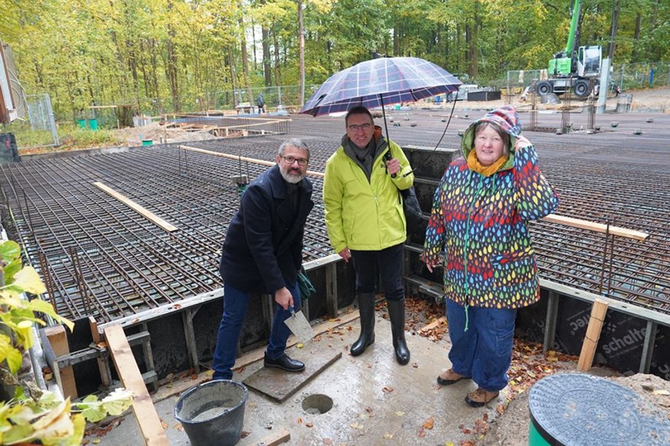 Umwelthausleiter Dr. Andreas Schmidt, BUND Landesvorsitzender Dietmar Ulbrich und Ehrenvorsitzende Claudia Bielfeldt (v. lks.) versenkten die Zeitkapsel bei der Grundsteinlegung.