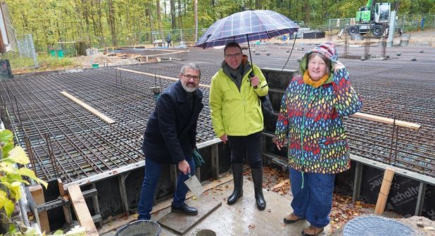 Umwelthausleiter Dr. Andreas Schmidt, BUND Landesvorsitzender Dietmar Ulbrich und Ehrenvorsitzende Claudia Bielfeldt (v. lks.) versenkten die Zeitkapsel bei der Grundsteinlegung.