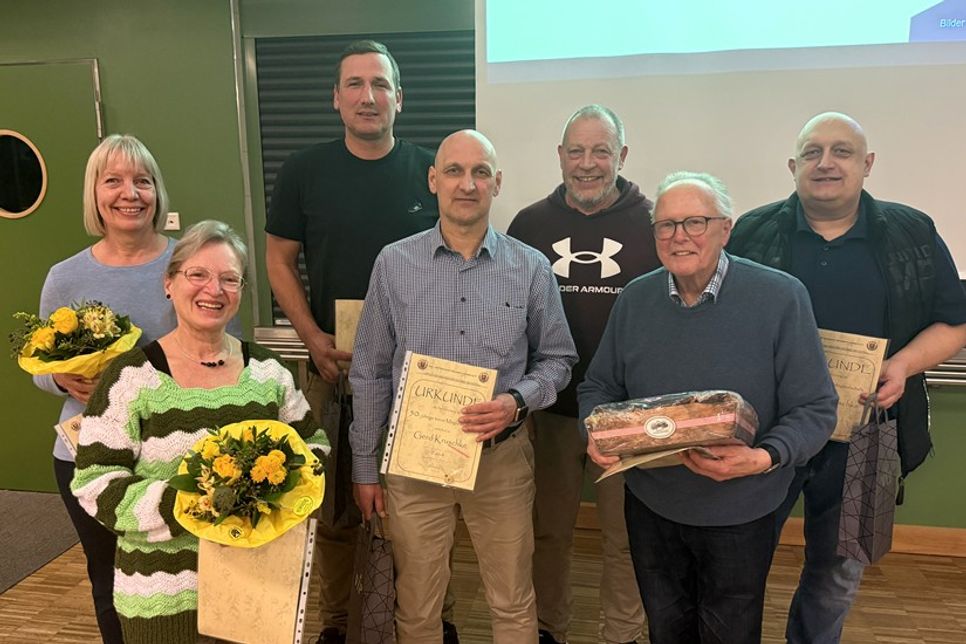 Die für langjährige Vereinstreue geehrten Mitglieder.