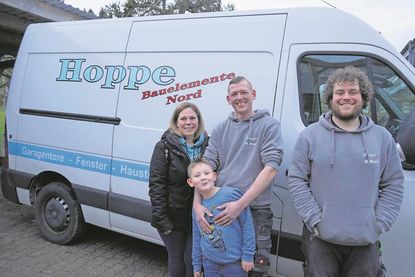 Buchhaltungsexpertin Daniela Hoppe, Firmeninhaber Manuel Hoppe mit Sohn und Mitarbeiter Marcel Maack (v. lks.).