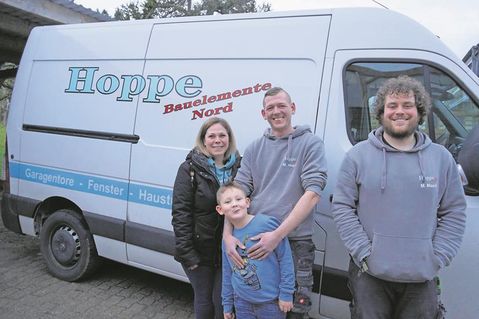 Buchhaltungsexpertin  Daniela  Hoppe,  Firmeninhaber  Manuel  Hoppe  mit  Sohn  und  Mitarbeiter Marcel Maack (v. lks.).