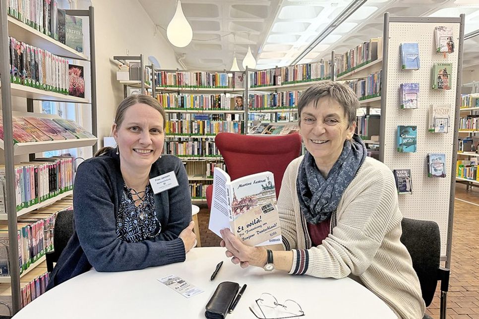 Buchspende für die Plöner Stadtbücherei: Martine Lestrat (r.) überreichte ein in großer Schrift gedrucktes Exemplar von „Et voilà!“ an Büchereileiterin Gaby Janssen.