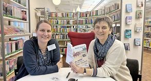 Buchspende für die Plöner Stadtbücherei: Martine Lestrat (r.) überreichte ein in großer Schrift gedrucktes Exemplar von „Et voilà!“ an Büchereileiterin Gaby Janssen.