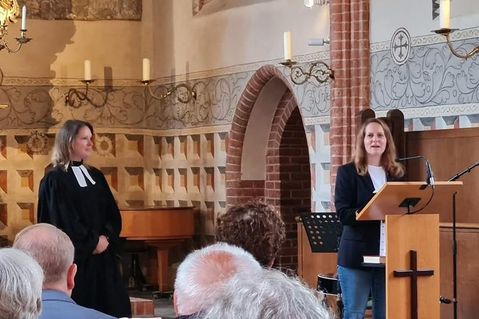 Lena Sonntag stellte sich im letzten Gottesdienst nach einführenden Worten von Pastorin Lotzkat der Gemeinde vor.