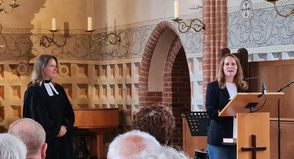 Lena Sonntag stellte sich im letzten Gottesdienst nach einführenden Worten von Pastorin Lotzkat der Gemeinde vor.