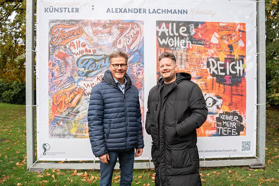 Timmendorfs Tourismuschef Joachim Nitz vor einem der Werke von Alexander Lachmann.