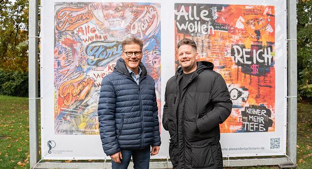 Timmendorfs Tourismuschef Joachim Nitz vor einem der Werke von Alexander Lachmann.