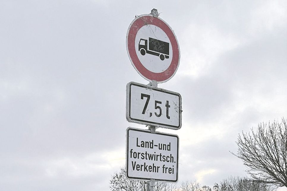 Auf den Nebenstrecken gilt seit der B 76-Vollsperrung ein Durchfahrverbot für Lkw über 7,5 Tonnen.