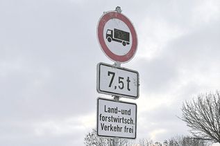 Auf den Nebenstrecken gilt seit der B 76-Vollsperrung ein Durchfahrverbot für Lkw über 7,5 Tonnen.