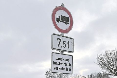 Auf den Nebenstrecken gilt seit der B 76-Vollsperrung ein Durchfahrverbot für Lkw über 7,5 Tonnen.