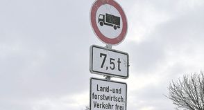 Auf den Nebenstrecken gilt seit der B 76-Vollsperrung ein Durchfahrverbot für Lkw über 7,5 Tonnen.