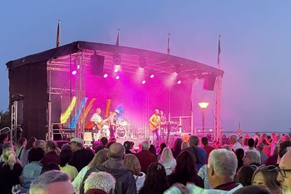 Tin Lizzy brachte am Samstagabend jede Menge Rockklassiker nach Pelzerhaken – vor der Bühne wurde getanzt, gefeiert und laut mitgesungen.