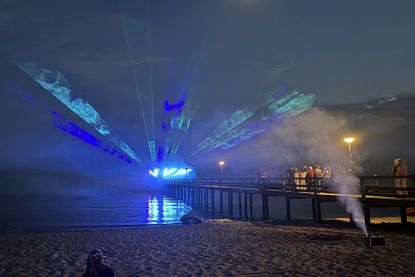 Spektakuläre Lichtfiguren über der Seebrücke bei den Lasershows am Samstag und Sonntag.