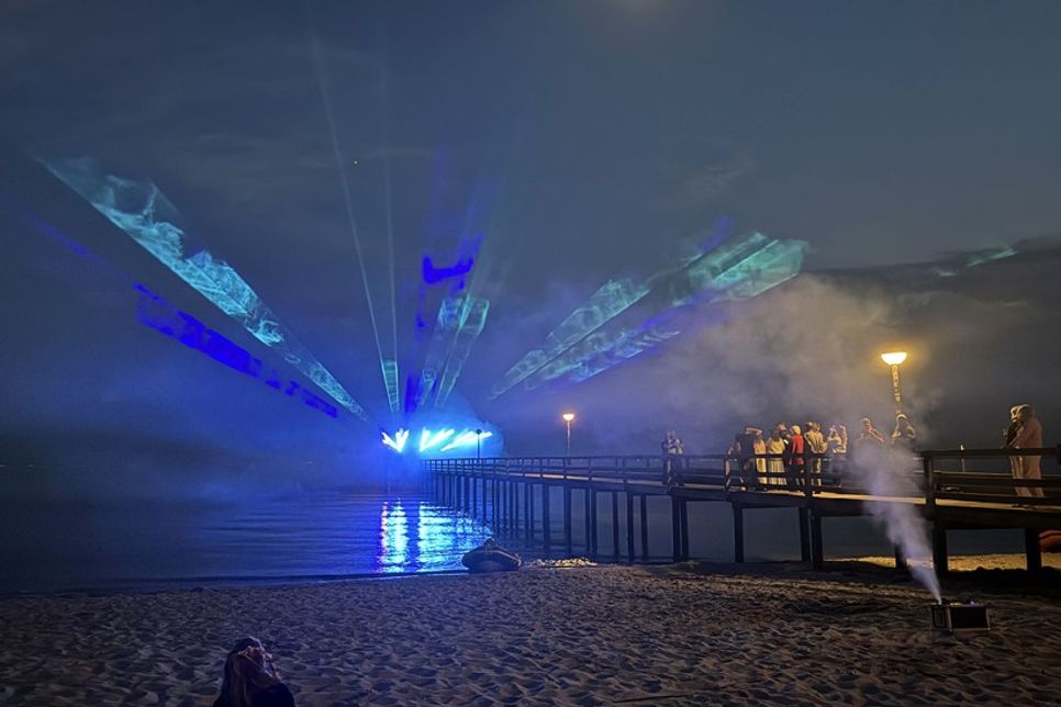 Spektakuläre Lichtfiguren über der Seebrücke bei den Lasershows am Samstag und Sonntag.