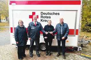 Pastorin Brigitte Mehl (v.li.), Björn Lüth (DRK-Vorsitzender), Bürgermeisterin Julia Samtleben und Andreas Gurth (Bluhme Jebsen Stiftung) bei der Übergabe der Schlüssel.