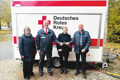 Pastorin Brigitte Mehl (v.li.), Björn Lüth (DRK-Vorsitzender), Bürgermeisterin Julia Samtleben und Andreas Gurth (Bluhme Jebsen Stiftung) bei der Übergabe der Schlüssel.