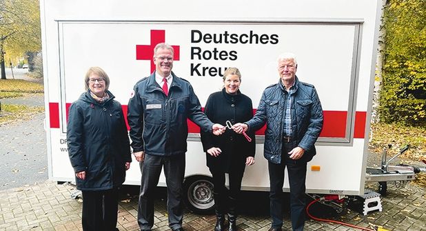 Pastorin Brigitte Mehl (v.li.), Björn Lüth (DRK-Vorsitzender), Bürgermeisterin Julia Samtleben und Andreas Gurth (Bluhme Jebsen Stiftung) bei der Übergabe der Schlüssel.