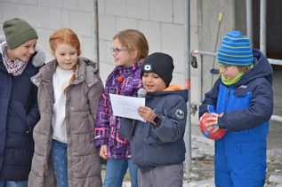 Die Kinder der Klasse 3a sangen bei dem Richtfest am vergangenen Freitag unter anderem für die Ehrengäste.