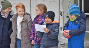 Die Kinder der Klasse 3a sangen bei dem Richtfest am vergangenen Freitag unter anderem für die Ehrengäste.