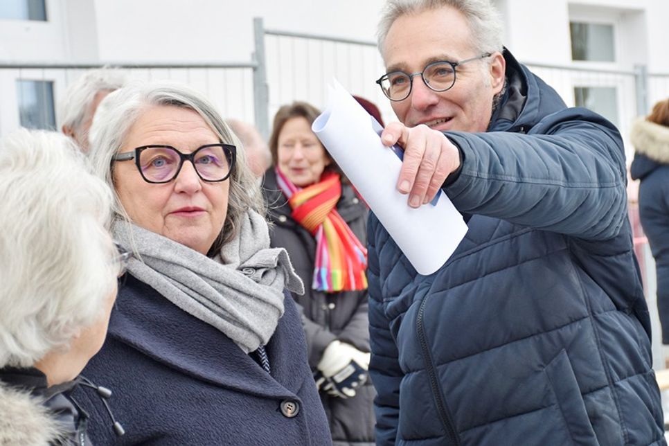 Bürgermeister Tim Brockmann erläuterte Ministerin Dorit Stenke, was an der Friedrich-Ebert-Schule geplant ist.