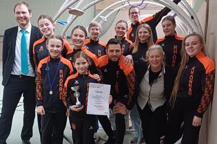 Ole Casprowitz, Kampfrichter, Marla Axt, Emilie Maier, Lavina Perk, Ella Lenz, Katinka Walter, Bohdan Samoiliuk, Emma Ewald, Janine Perk, Liva Walter, Andra Franz, Kampfrichterin, Coco Gerstenberg und Torva Franz, Trainerin/Kampfrichterin (v. lks.).