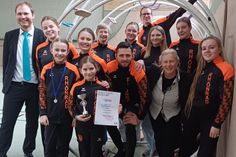 Ole Casprowitz, Kampfrichter, Marla Axt, Emilie Maier, Lavina Perk, Ella Lenz, Katinka Walter, Bohdan Samoiliuk, Emma Ewald, Janine Perk, Liva Walter, Andra Franz, Kampfrichterin, Coco Gerstenberg und Torva Franz, Trainerin/Kampfrichterin (v. lks.).