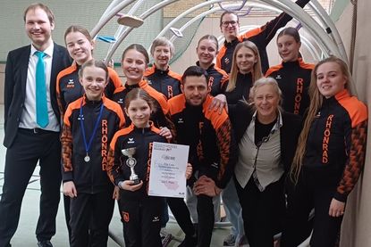 Ole Casprowitz, Kampfrichter, Marla Axt, Emilie Maier, Lavina Perk, Ella Lenz, Katinka Walter, Bohdan Samoiliuk, Emma Ewald, Janine Perk, Liva Walter, Andra Franz, Kampfrichterin, Coco Gerstenberg und Torva Franz, Trainerin/Kampfrichterin (v. lks.).