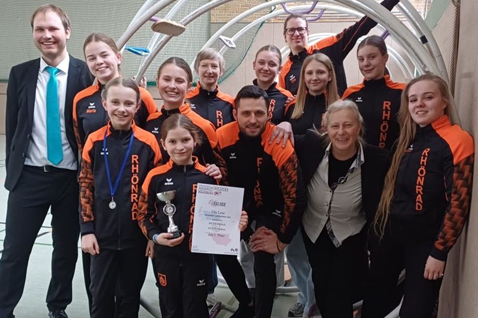 Ole Casprowitz, Kampfrichter, Marla Axt, Emilie Maier, Lavina Perk, Ella Lenz, Katinka Walter, Bohdan Samoiliuk, Emma Ewald, Janine Perk, Liva Walter, Andra Franz, Kampfrichterin, Coco Gerstenberg und Torva Franz, Trainerin/Kampfrichterin (v. lks.).