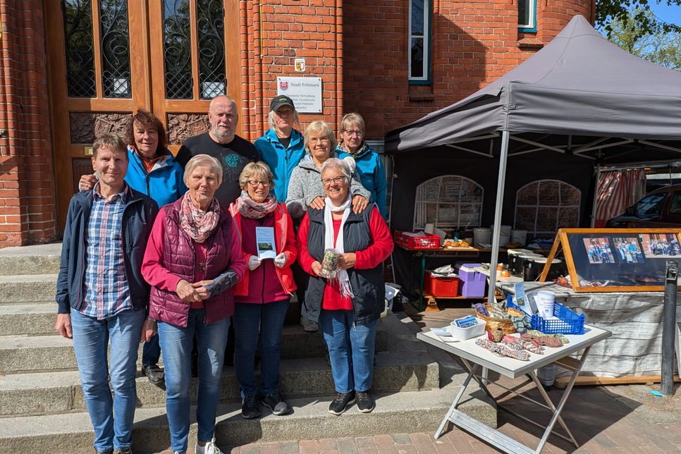 Ein Teil der Mitglieder des Fehmarner Freundeskreises neben ihrem Stand auf dem Wochenmarkt