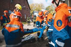 Voller Körpereinsatz: Eine verletzte Person musste nach einem Unfall gerettet und auf einer Trage abtransportiert werden.