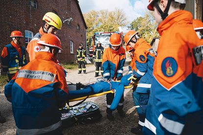 Voller Körpereinsatz: Eine verletzte Person musste nach einem Unfall gerettet und auf einer Trage abtransportiert werden.