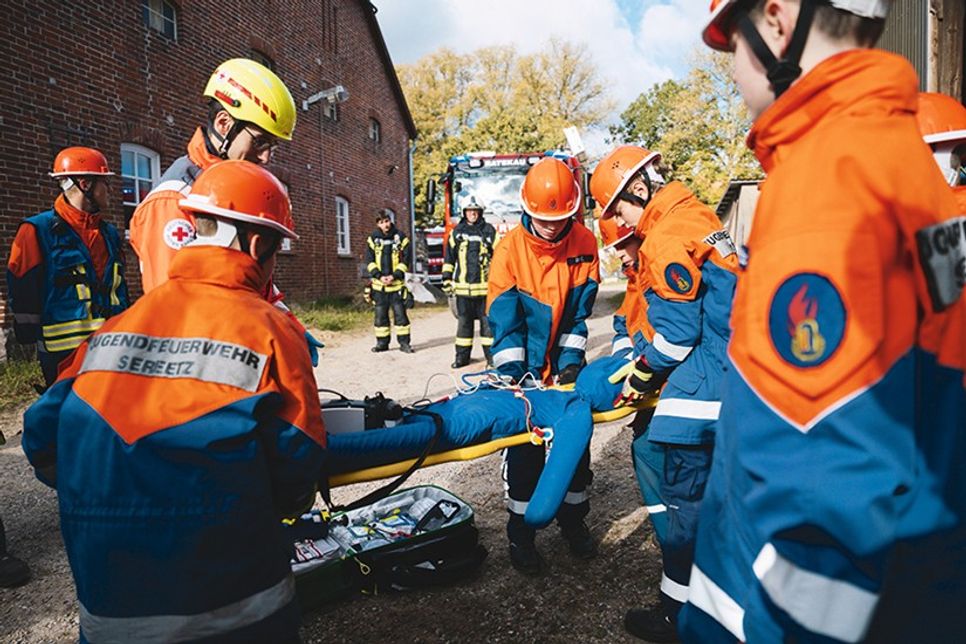 Voller Körpereinsatz: Eine verletzte Person musste nach einem Unfall gerettet und auf einer Trage abtransportiert werden.