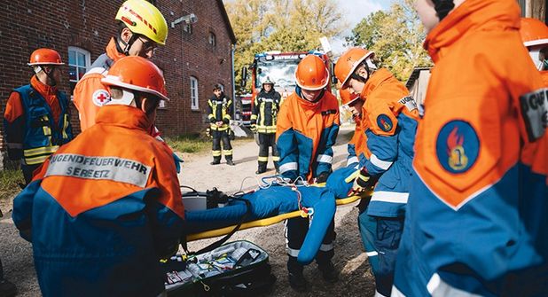 Voller Körpereinsatz: Eine verletzte Person musste nach einem Unfall gerettet und auf einer Trage abtransportiert werden.