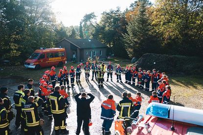 Abschließende Einsatzbesprechung am Ende eines langen Tages.