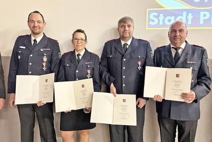 Erhielten eine Ehrung für langjährige „treue Pflichterfüllung zum Schutz von Mensch und Umwelt“ (v.l.): Tobias Östreich, Anna Behnke, Dennis Schmidt und Holger Müller.