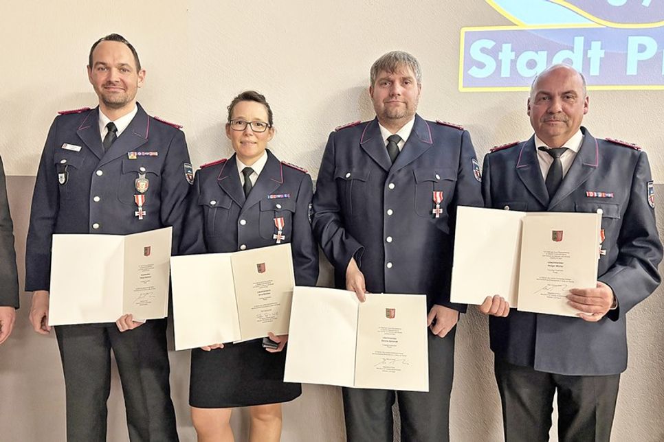 Erhielten eine Ehrung für langjährige „treue Pflichterfüllung zum Schutz von Mensch und Umwelt“ (v.l.): Tobias Östreich, Anna Behnke, Dennis Schmidt und Holger Müller.