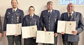 Erhielten eine Ehrung für langjährige „treue Pflichterfüllung zum Schutz von Mensch und Umwelt“ (v.l.): Tobias Östreich, Anna Behnke, Dennis Schmidt und Holger Müller.