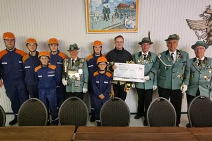 Übergabe der Spende durch den stellvertretenden Ältermann der Schützengilde Nils Hilbert an den stellvertretenden Jugendfeuerwehrwart Ian Maaß.