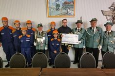 Übergabe der Spende durch den stellvertretenden Ältermann der Schützengilde Nils Hilbert an den stellvertretenden Jugendfeuerwehrwart Ian Maaß.
