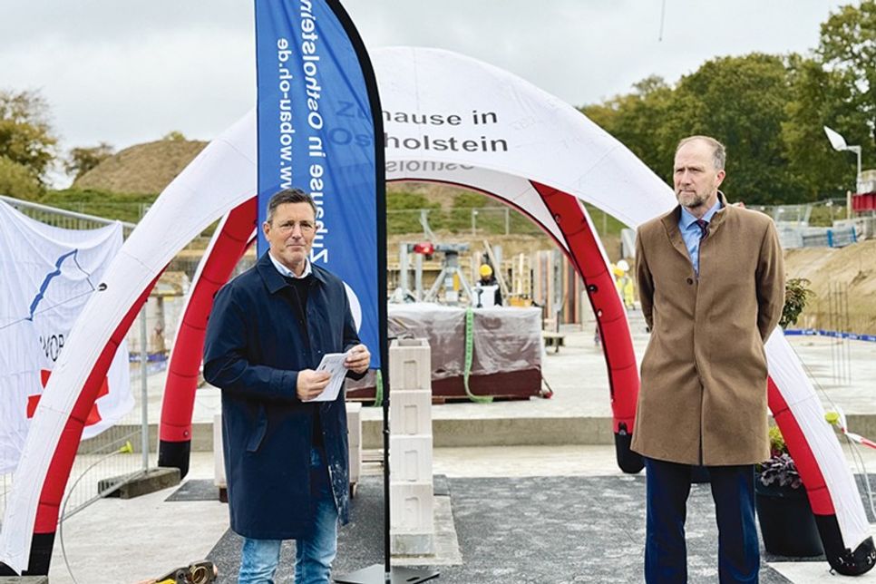 Wobau-Geschäftsführer Fabian Weist (re.) und Ratekaus Bürgermeister Thomas Keller hießen die Gäste willkommen und sprachen einleitende Worte.