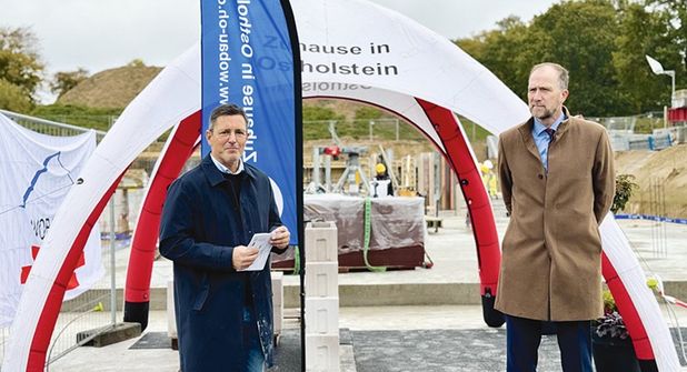 Wobau-Geschäftsführer Fabian Weist (re.) und Ratekaus Bürgermeister Thomas Keller hießen die Gäste willkommen und sprachen einleitende Worte.