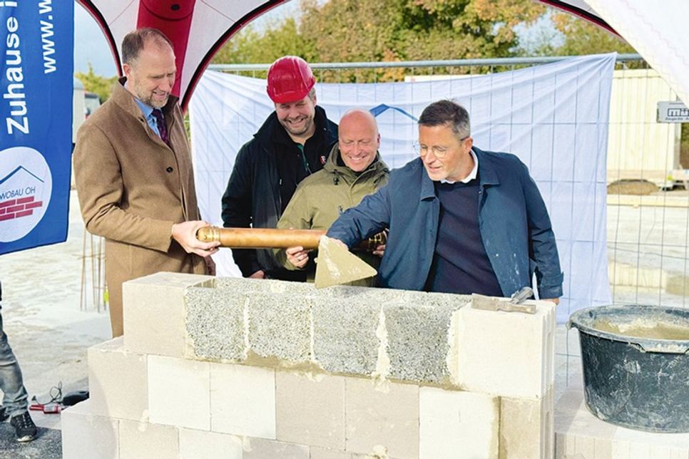 Fabian Weist (v.l.), Dirk Poggensee, Erik Heske und Thomas Keller beim Einmauern der Zeitkapsel.