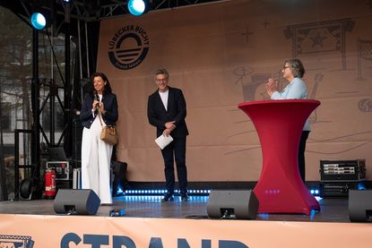 Eröffnet wurde das Festival von der schleswig-holsteinischen Staatssekretärin Katja Günther (re.), Scharbeutz Bürgermeisterin Bettina Schäfer und André Rosinski, Vorstand der Tourismus-Agentur Lübecker Bucht. (Foto: TALB|Joelle Dörnath)