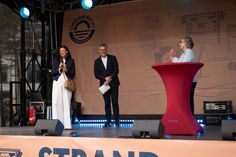 Eröffnet wurde das Festival von der schleswig-holsteinischen Staatssekretärin Katja Günther (re.), Scharbeutz Bürgermeisterin Bettina Schäfer und André Rosinski, Vorstand der Tourismus-Agentur Lübecker Bucht. (Foto: TALB|Joelle Dörnath)