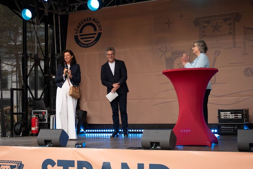 Eröffnet wurde das Festival von der schleswig-holsteinischen Staatssekretärin Katja Günther (re.), Scharbeutz Bürgermeisterin Bettina Schäfer und André Rosinski, Vorstand der Tourismus-Agentur Lübecker Bucht. (Foto: TALB|Joelle Dörnath)