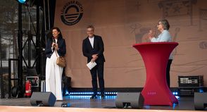 Eröffnet wurde das Festival von der schleswig-holsteinischen Staatssekretärin Katja Günther (re.), Scharbeutz Bürgermeisterin Bettina Schäfer und André Rosinski, Vorstand der Tourismus-Agentur Lübecker Bucht. (Foto: TALB|Joelle Dörnath)