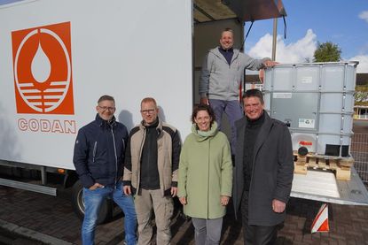 Übergabe der Container mit André Feller, Codan, Hausmeister Frank Paustian, Schulleiterin Angela Haar, Christian Hochscheid, Codan, und Bürgermeister Michael Robien (v. lks.).
